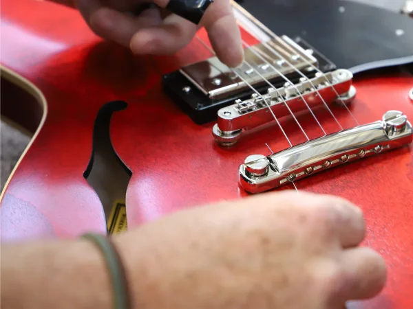 آموزش تعویض سیم گیتار الکتریک