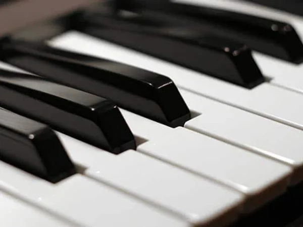 چرا کلیدهای پیانو سیاه و سفید هستند؟