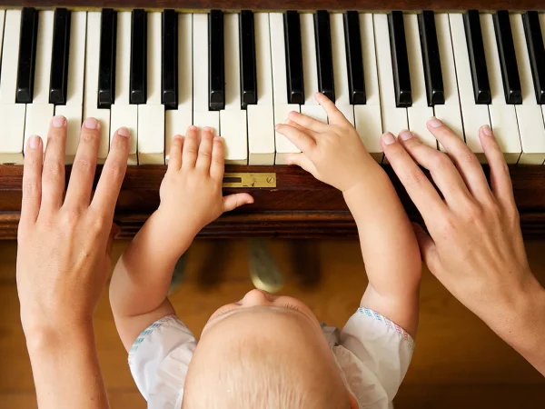 فواید نواختن پیانو برای کودکان