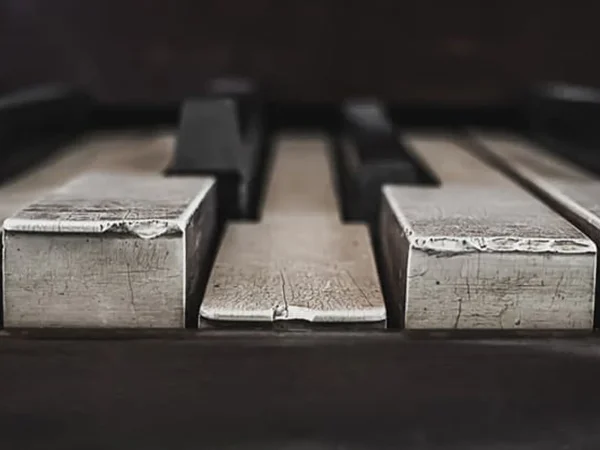 کلیدهای پیانو از چه ساخته شده اند؟