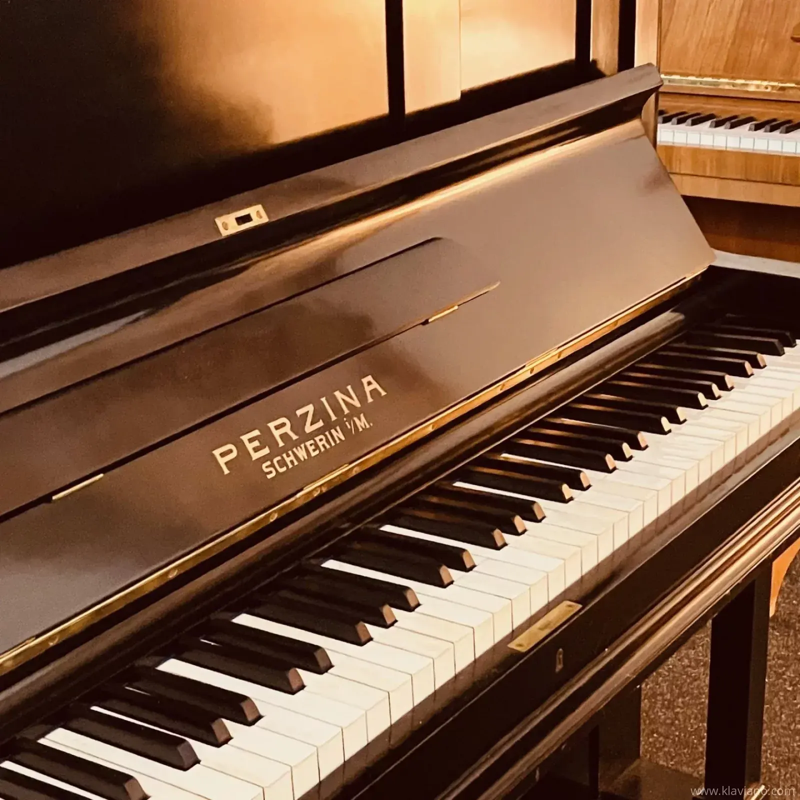 پیانو آکوستیک دیواری پرزینا مدل GP-130