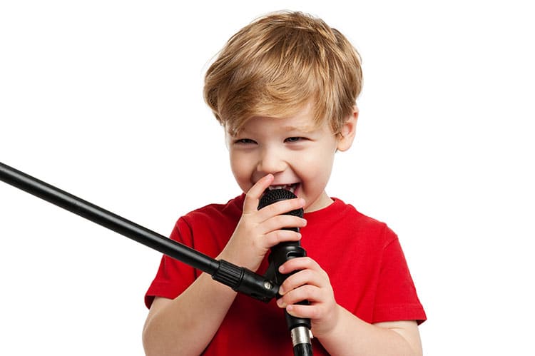 آواز خواندن کودکان در هنگام تمرین
