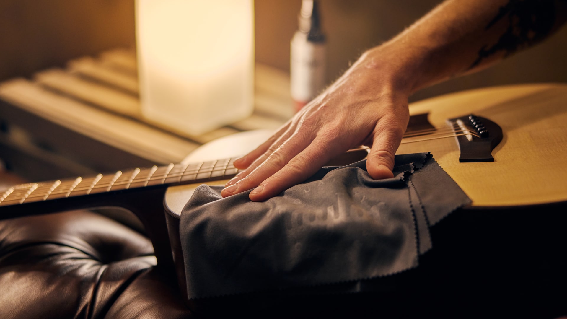 تمیز کردن و نگهداری گیتار